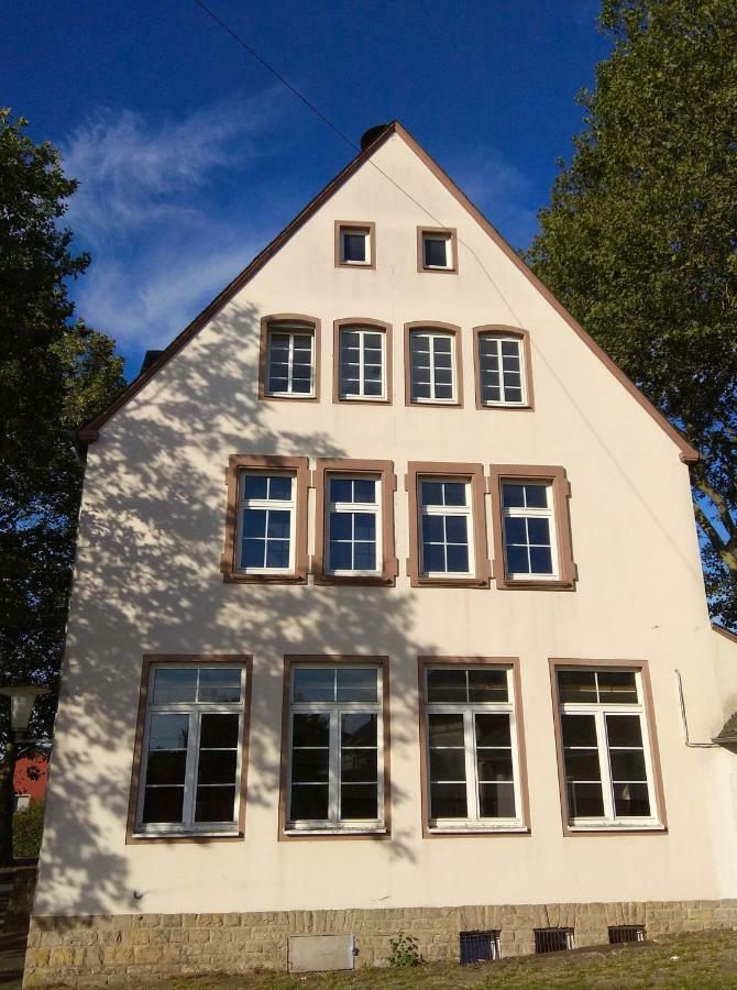 Alte Schule Gästehaus - The principal's rooms Appartment Bitburg Extérieur photo